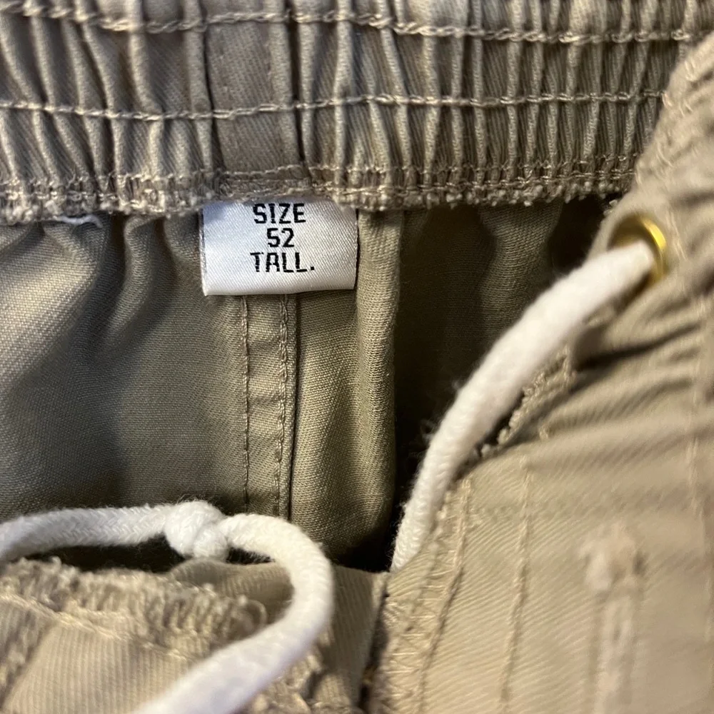 Creekwood twill khaki elastic with drawstring waist shorts, pleated, size 52.